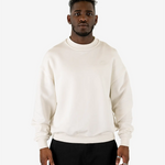 Model trägt SQUEQO Oversized Sweatshirt in Weiß