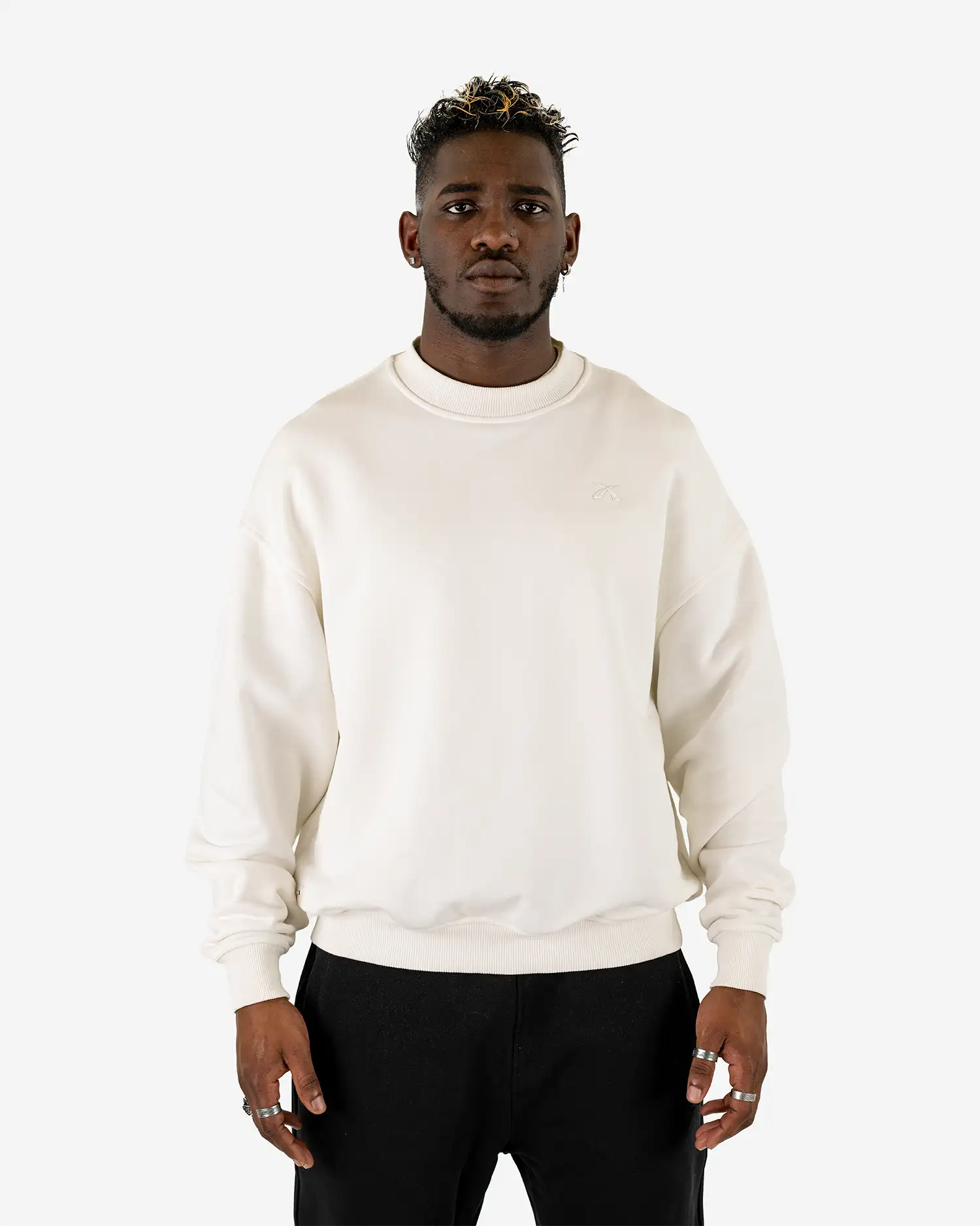 Model trägt SQUEQO Oversized Sweatshirt in Weiß