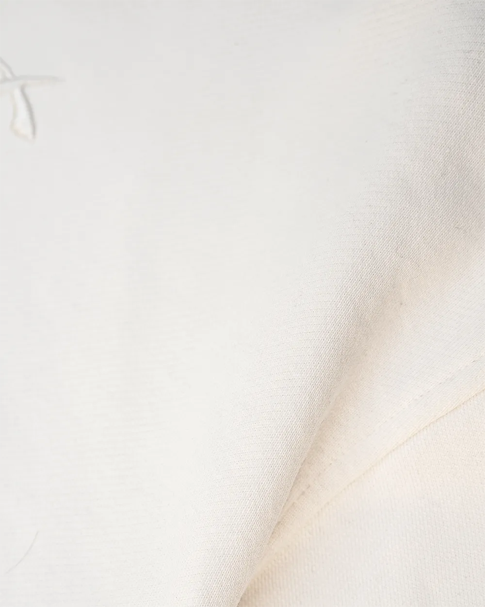 Detailansicht: Stoff und Naht des SQUEQO Sweatshirts in Off-White