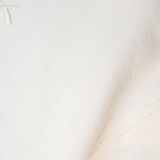 Detailansicht: Stoff und Naht des SQUEQO Sweatshirts in Off-White