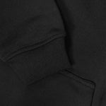 Detailansicht des elastischen und formstabilen Rippbündchens am Ärmel des schwarzen SQUEQO Oversized Hoodies, das die hochwertige Verarbeitung zeigt.