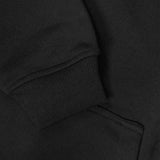 Detailansicht des elastischen und formstabilen Rippbündchens am Ärmel des schwarzen SQUEQO Oversized Hoodies, das die hochwertige Verarbeitung zeigt.