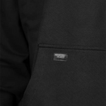 Detailaufnahme des hochwertigen Metall-Logo-Patches mit SQUEQO-Schriftzug, platziert auf der Kängurutasche des schwarzen Oversized Hoodies.