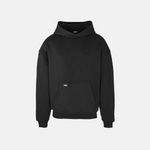 Freigestelltes Produktfoto des schwarzen SQUEQO Oversized Hoodies. Die kastenförmige Passform, die große Kapuze ohne Kordelzug und die Kängurutasche sind klar erkennbar.