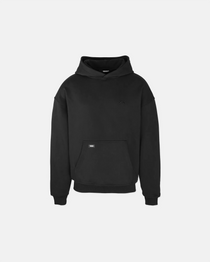 Freigestelltes Produktfoto des schwarzen SQUEQO Oversized Hoodies. Die kastenförmige Passform, die große Kapuze ohne Kordelzug und die Kängurutasche sind klar erkennbar.