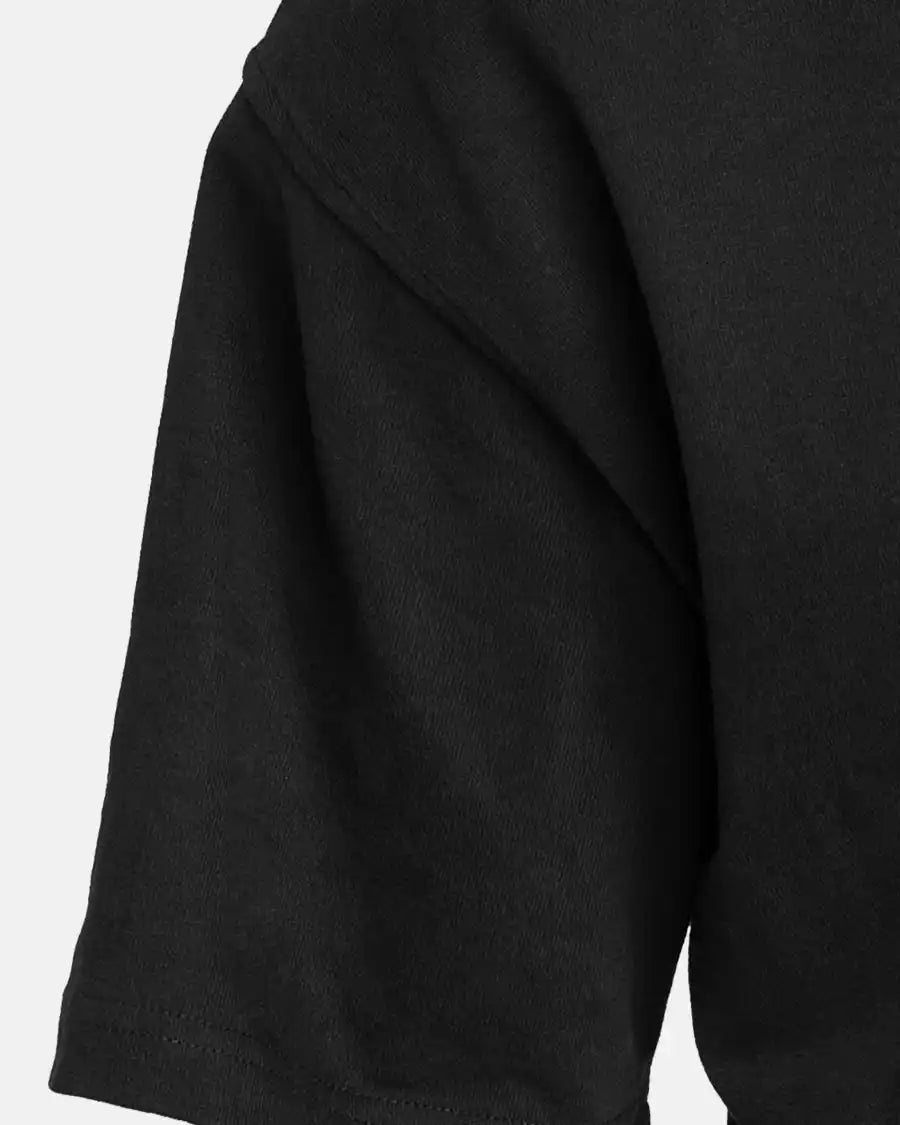 Nahaufnahme des Ärmels am schwarzen SQUEQO Oversized T-Shirt, welche die robusten, doppelt verstärkten Nähte an Schulter und Ärmelsaum zeigt und die hochwertige Verarbeitung betont.