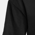 Nahaufnahme des Ärmels am schwarzen SQUEQO Oversized T-Shirt, welche die robusten, doppelt verstärkten Nähte an Schulter und Ärmelsaum zeigt und die hochwertige Verarbeitung betont.