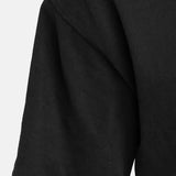 Nahaufnahme des Ärmels am schwarzen SQUEQO Oversized T-Shirt, welche die robusten, doppelt verstärkten Nähte an Schulter und Ärmelsaum zeigt und die hochwertige Verarbeitung betont.