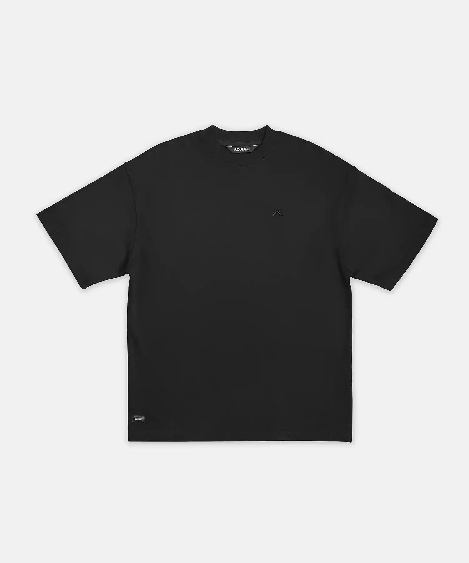 Flachgelegtes SQUEQO Oversized T-Shirt in Schwarz, das die Gesamtform, den weiten Schnitt und das Nackenlabel klar darstellt.