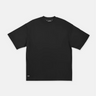 Flachgelegtes SQUEQO Oversized T-Shirt in Schwarz, das die Gesamtform, den weiten Schnitt und das Nackenlabel klar darstellt.