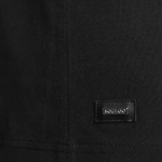Detailaufnahme des SQUEQO T-Shirts in Schwarz, die das hochwertige, Ton-in-Ton gestickte Logo auf der Brust und den robusten Kragen hervorhebt.