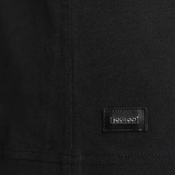 Detailaufnahme des SQUEQO T-Shirts in Schwarz, die das hochwertige, Ton-in-Ton gestickte Logo auf der Brust und den robusten Kragen hervorhebt.