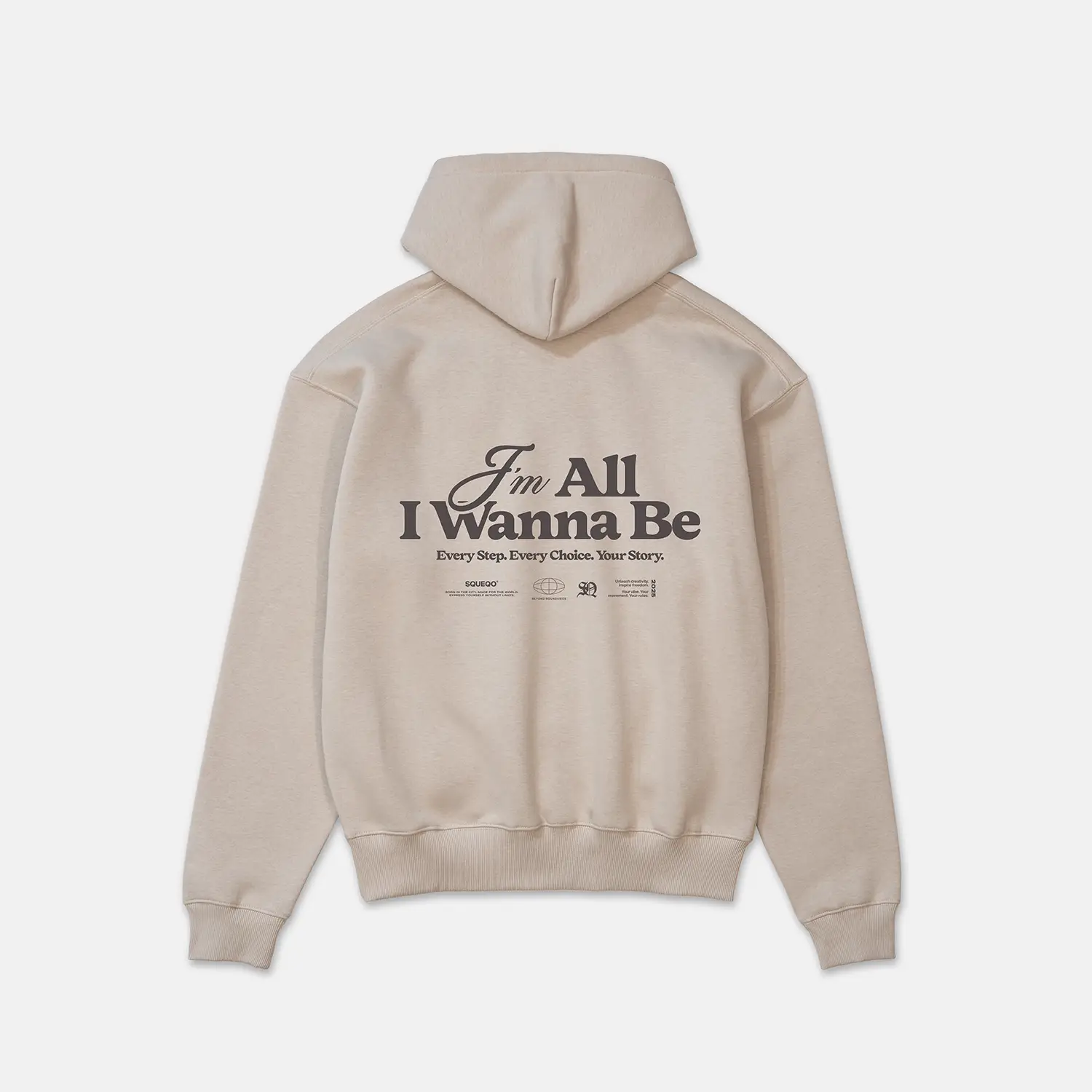 Rückansicht des beigefarbenen SQUEQO Statement Hoodies (Fit 01) mit großem "I'm All I Wanna Be" Print.