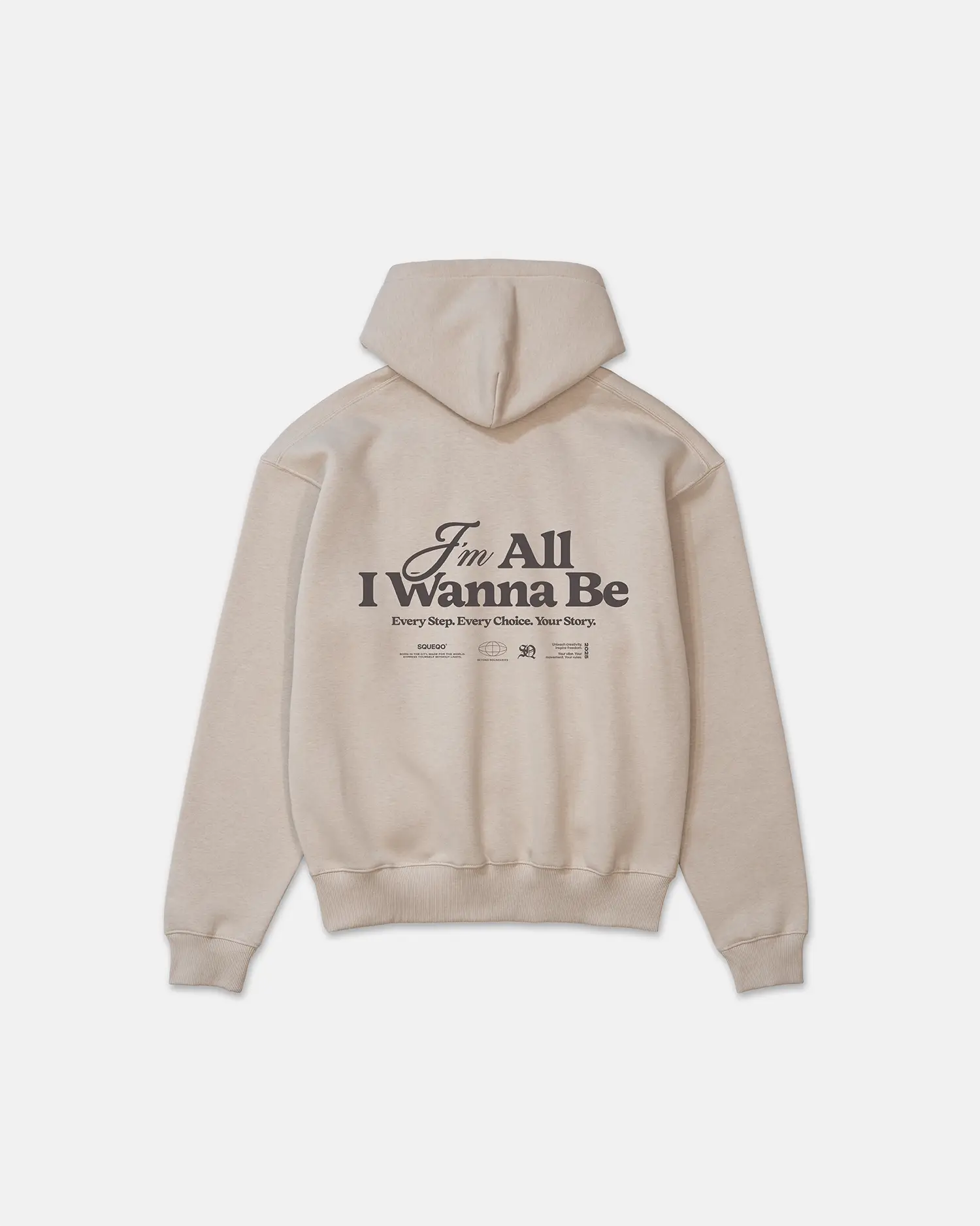 Rückansicht des beigefarbenen SQUEQO Statement Hoodies (Fit 01) mit großem "I'm All I Wanna Be" Print.