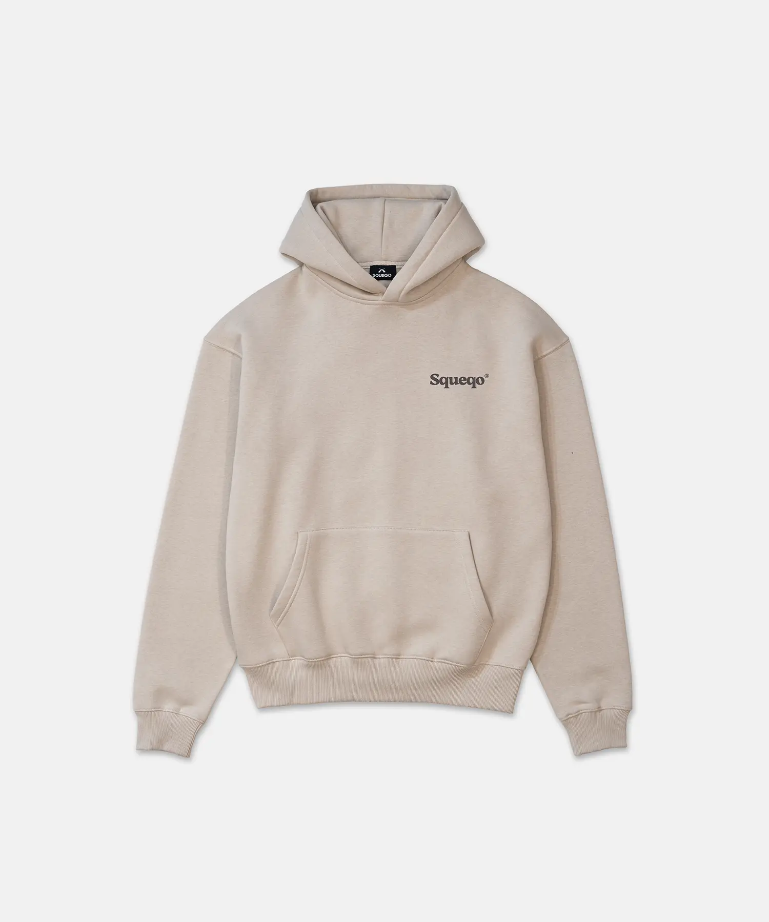 SQUEQO Statement Hoodie in Beige (Fit 01) mit kleinem Logo-Print auf der Brust.