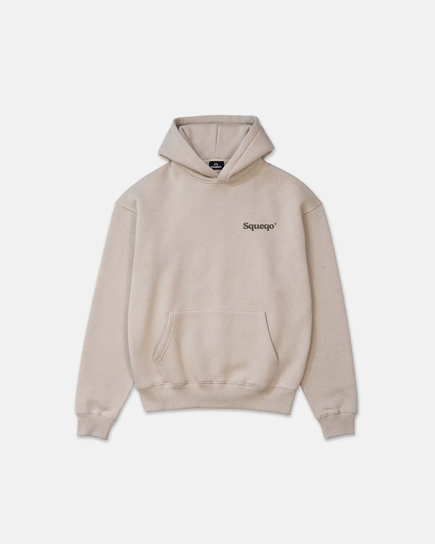 SQUEQO Statement Hoodie in Beige (Fit 01) mit kleinem Logo-Print auf der Brust.
