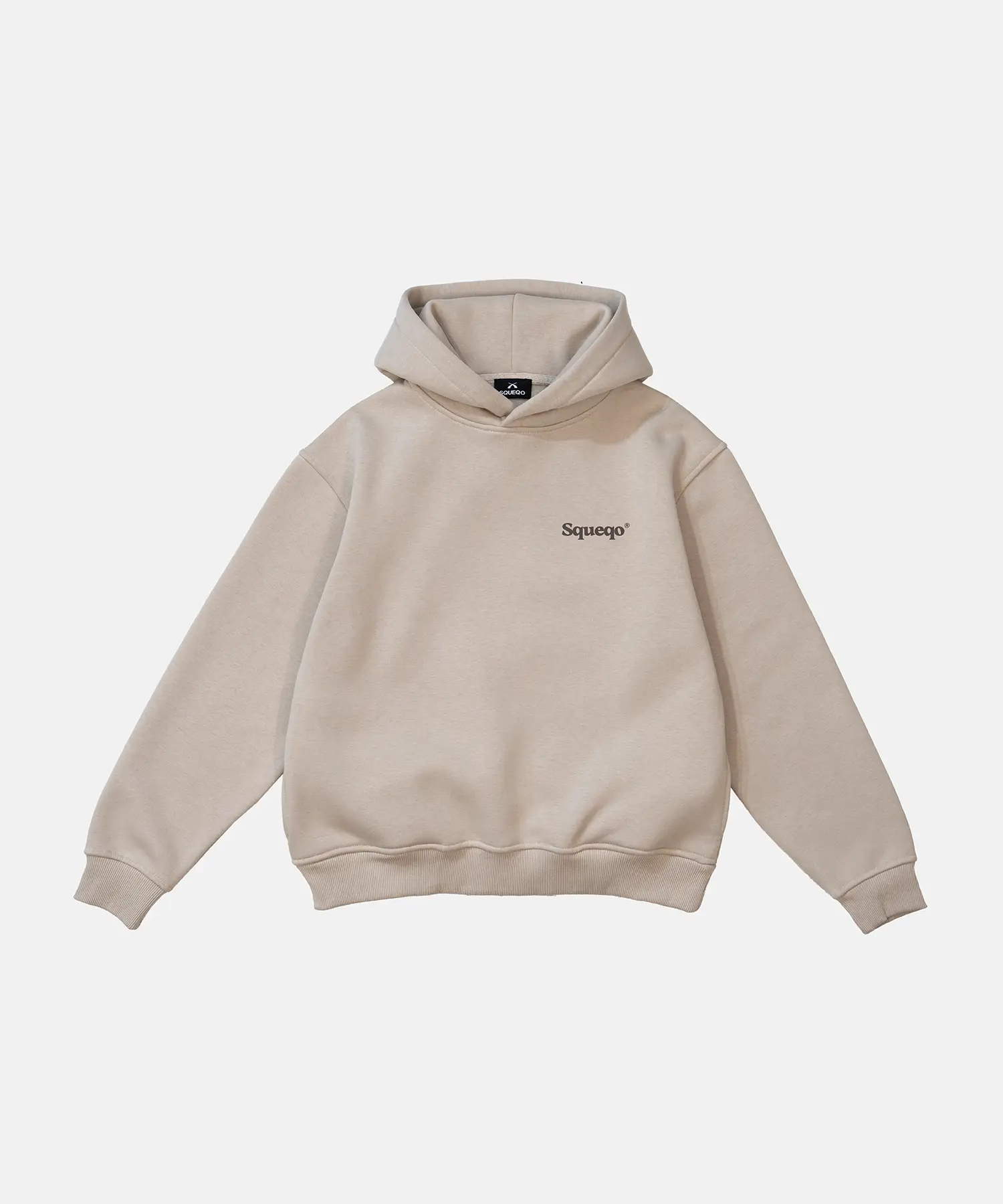 SQUEQO Statement Hoodie in Beige (Fit 02) mit kleinem Logo-Print auf der Brust.
