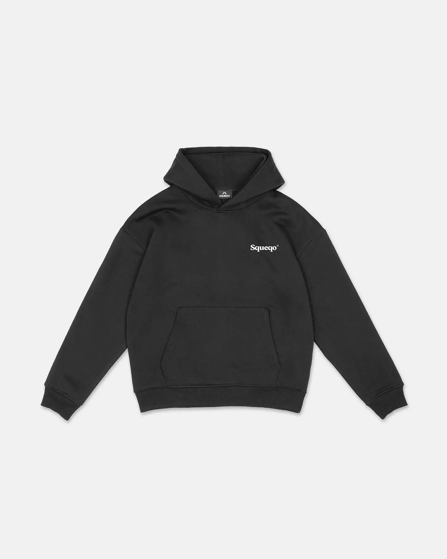 SQUEQO Statement Hoodie in Schwarz (Fit 02) mit kleinem Logo-Print auf der Brust.