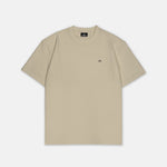 T-Shirt Beige mit kleinem schwarzem Logo auf der linken Brust, Vorderansicht, Hauptbild. Design A010.
