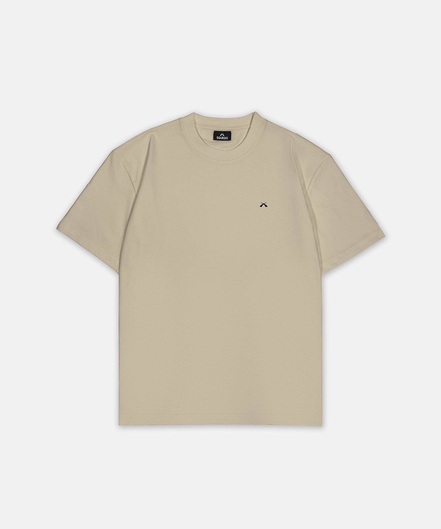 T-Shirt Beige mit kleinem schwarzem Logo auf der linken Brust, Vorderansicht, Hauptbild. Design A010.