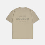 Beiges T-Shirt mit monochromem Studio Berlin SQUEQO Print auf der Rückseite.