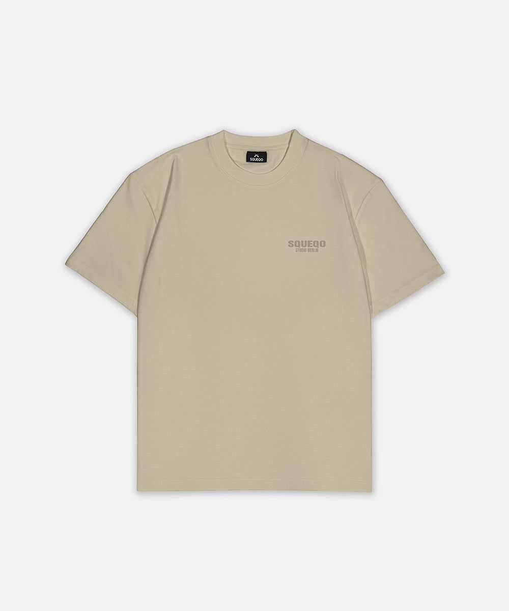 Beiges T-Shirt mit monochromem Studio Berlin SQUEQO Print, Vorderansicht.