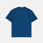 T-Shirt Blau mit kleinem weißem Logo auf der linken Brust, Vorderansicht, Hauptbild. Design A006.