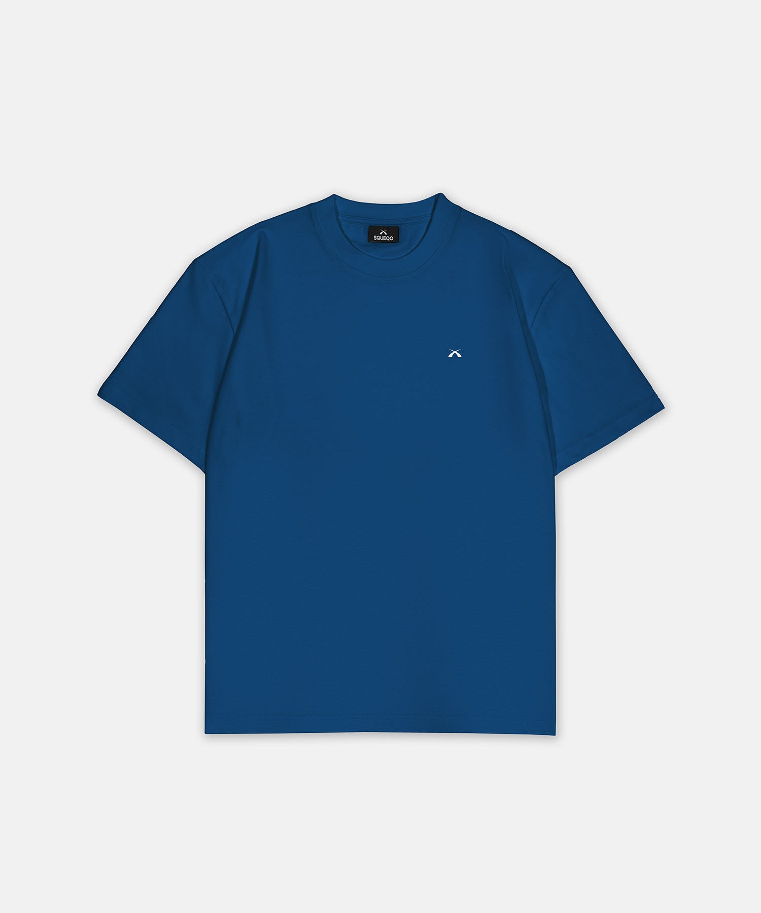 T-Shirt Blau mit kleinem weißem Logo auf der linken Brust, Vorderansicht, Hauptbild. Design A006.