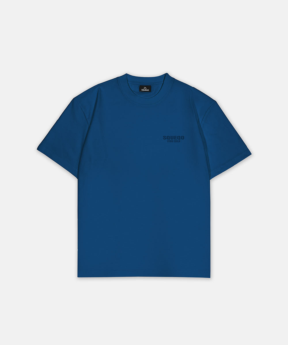 Blaues T-Shirt mit monochromem Studio Berlin Print, Vorderansicht.
