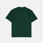 T-Shirt Dunkelgrün mit kleinem weißem Logo auf der linken Brust, Vorderansicht, Hauptbild. Design A014.