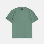 T-Shirt Eukalyptus Grün mit kleinem weißem Logo auf der linken Brust, Vorderansicht, Hauptbild 01. Design A013.