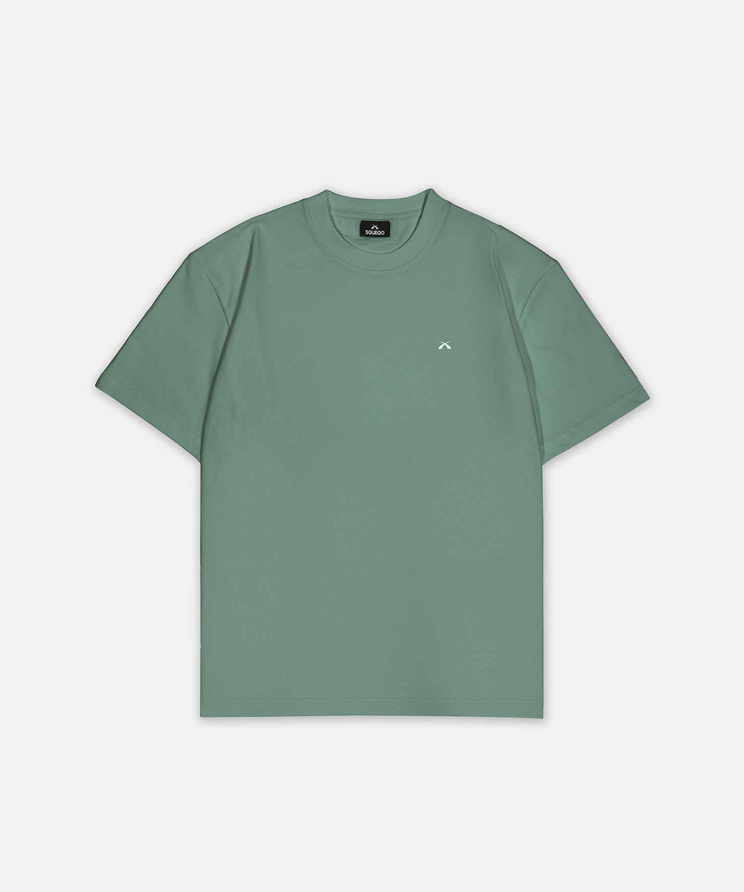 T-Shirt Eukalyptus Grün mit kleinem weißem Logo auf der linken Brust, Vorderansicht, Hauptbild 01. Design A013.
