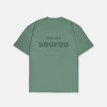 Eukalyptus-Grünes T-Shirt mit monochromem Studio Berlin SQUEQO Print auf der Rückseite.