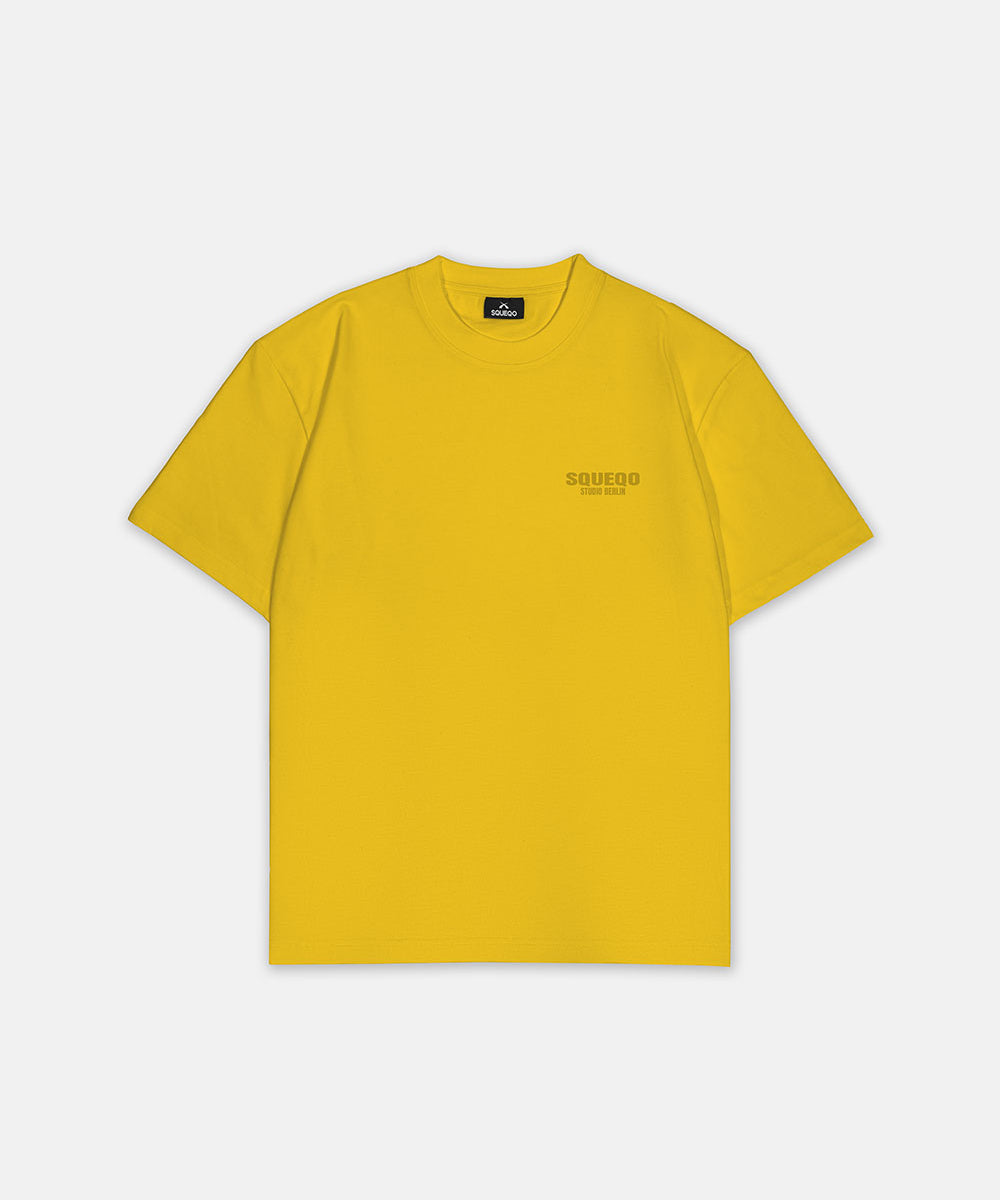 Gelbes T-Shirt mit monochromem Studio Berlin Print, Vorderansicht.