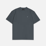 T-Shirt Grau mit kleinem weißem Logo auf der linken Brust, Vorderansicht, Hauptbild. Design A017.