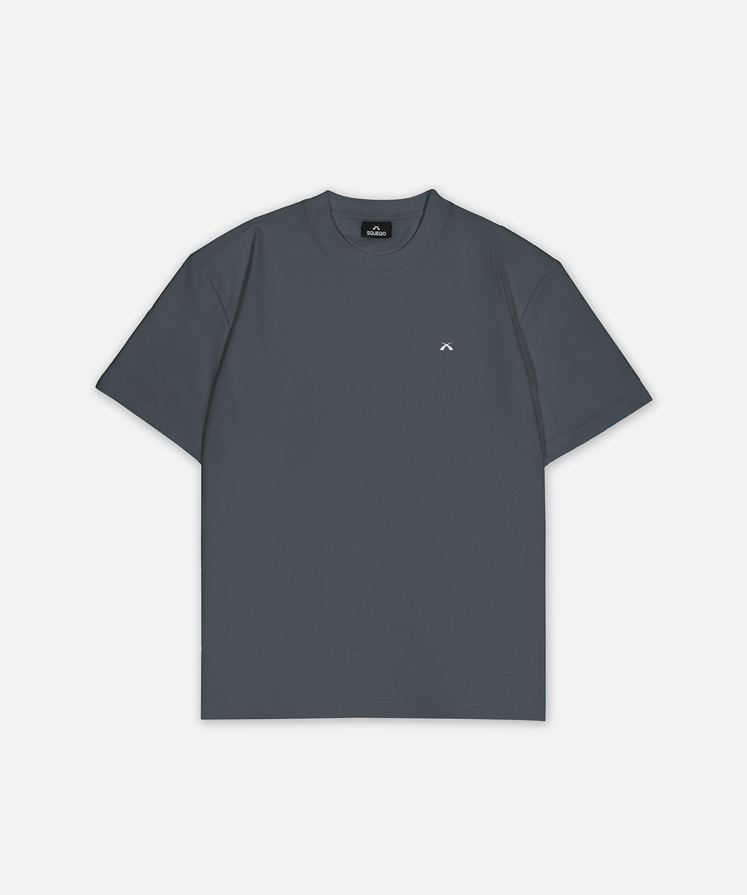 T-Shirt Grau mit kleinem weißem Logo auf der linken Brust, Vorderansicht, Hauptbild. Design A017.