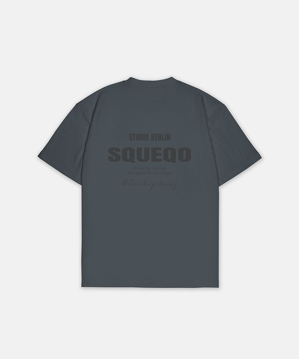 Graues T-Shirt mit monochromem Studio Berlin SQUEQO Print auf der Rückseite.