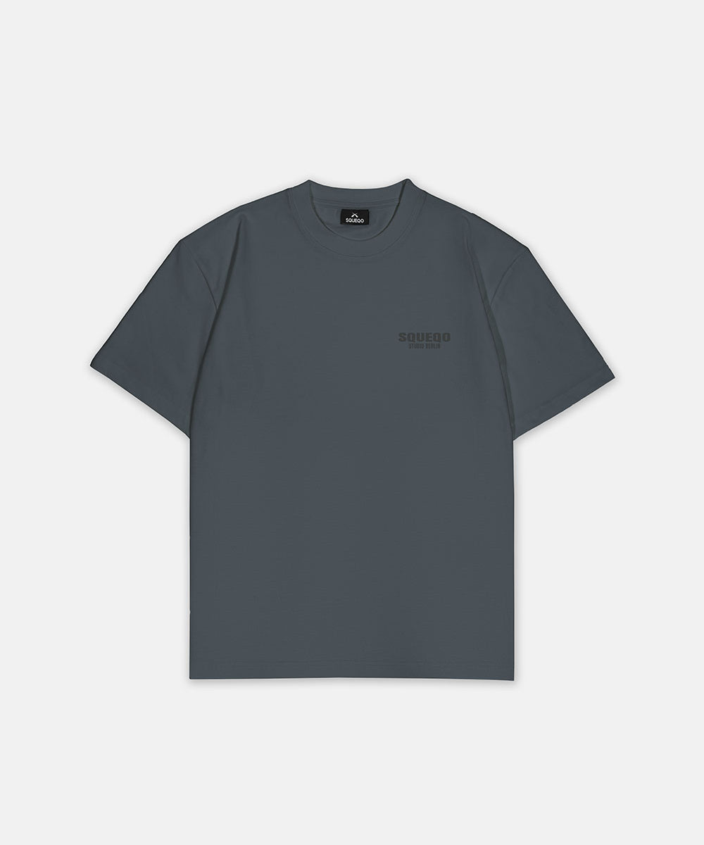 Graues T-Shirt mit monochromem Studio Berlin SQUEQO Print, Vorderansicht.