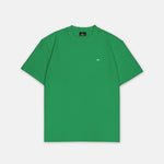 T-Shirt Grün mit kleinem weißem Logo auf der linken Brust, Vorderansicht, Hauptbild. Design A015.