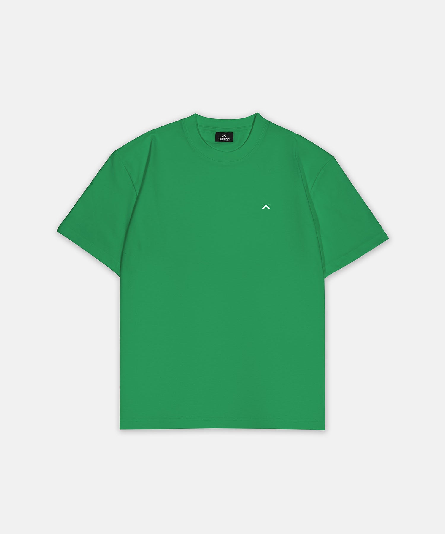T-Shirt Grün mit kleinem weißem Logo auf der linken Brust, Vorderansicht, Hauptbild. Design A015.