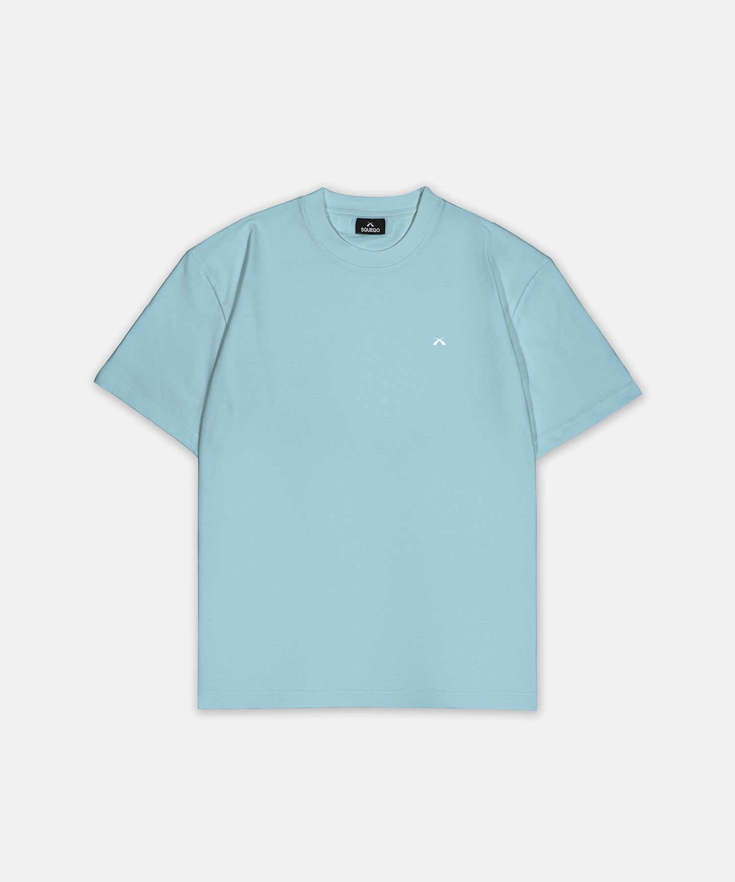 T-Shirt Hellblau mit kleinem weißem Logo auf der linken Brust, Vorderansicht, Hauptbild. Design A005.