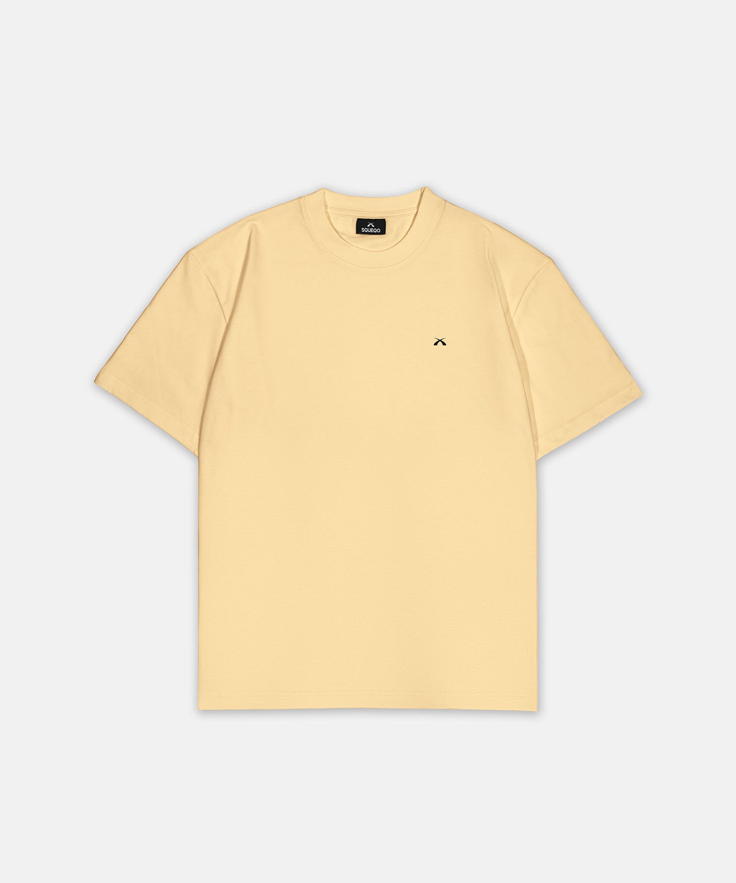T-Shirt Hellgelb mit kleinem schwarzem Logo auf der linken Brust, Vorderansicht, Hauptbild. Design A008.