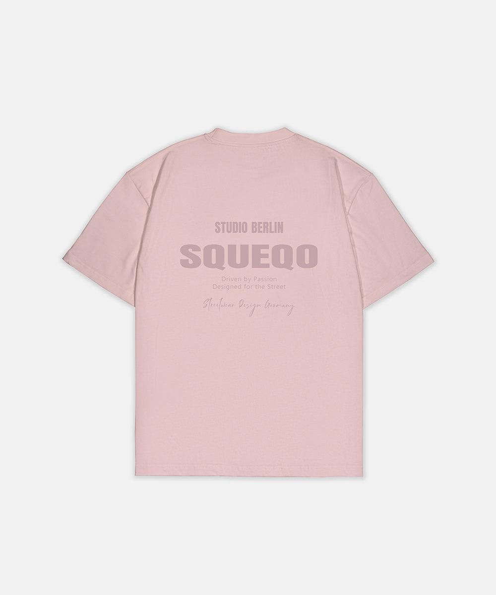 Hellrosa T-Shirt mit monochromem Studio Berlin SQUEQO Print auf der Rückseite, Relaxed Fit.