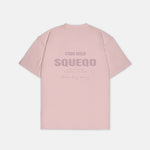 Hellrosa T-Shirt mit monochromem Studio Berlin SQUEQO Print auf der Rückseite, Relaxed Fit.