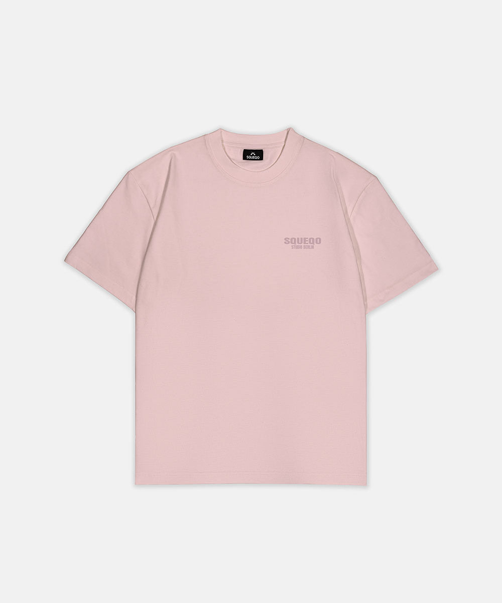 Hellrosa T-Shirt mit monochromem Studio Berlin SQUEQO Print, Relaxed Fit, Vorderansicht.