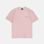 Hellrosa T-Shirt mit monochromem Studio Berlin SQUEQO Print, Relaxed Fit, Vorderansicht.