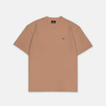 T-Shirt Nude mit kleinem schwarzem Logo auf der linken Brust, Vorderansicht, Hauptbild. Design A011.