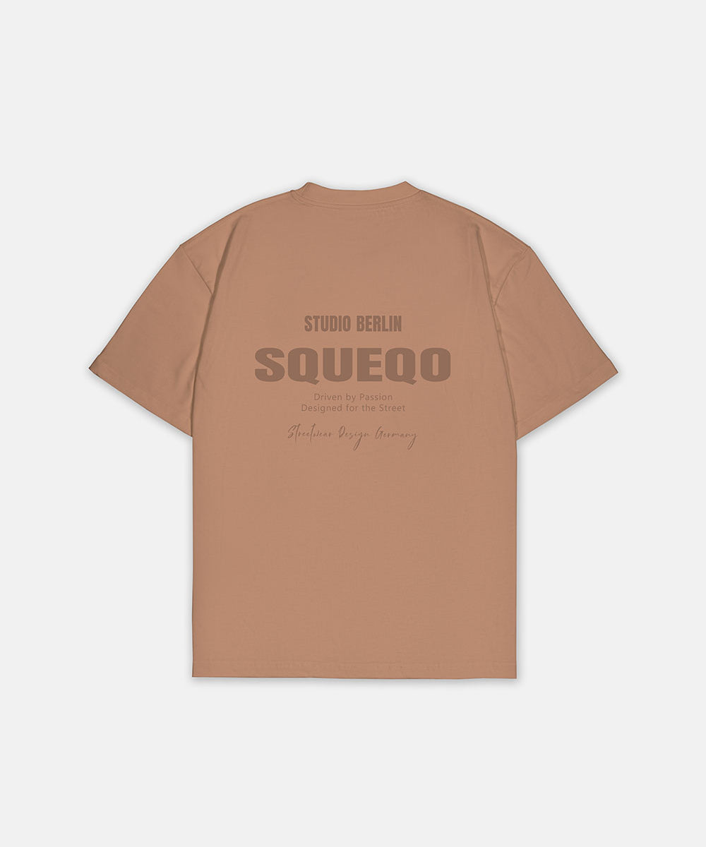 Nude-farbenes T-Shirt mit monochromem Studio Berlin Print auf der Rückseite.
