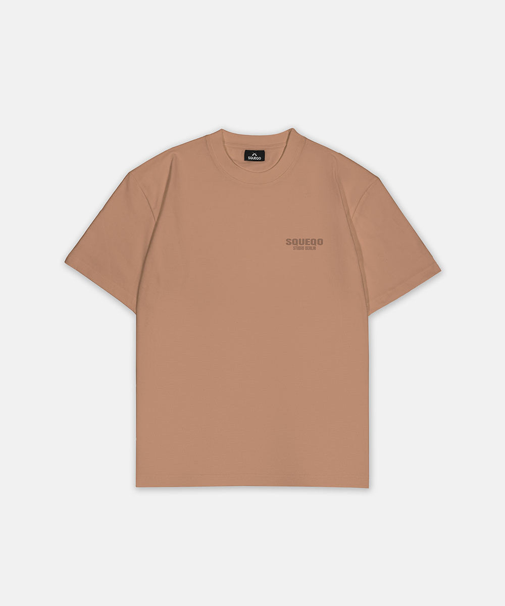 Nude-farbenes T-Shirt mit monochromem Studio Berlin Print, Vorderansicht.