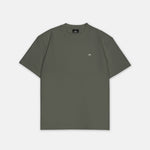 T-Shirt Olivgrün mit kleinem weißem Logo auf der linken Brust, Vorderansicht, Hauptbild. Design A016.